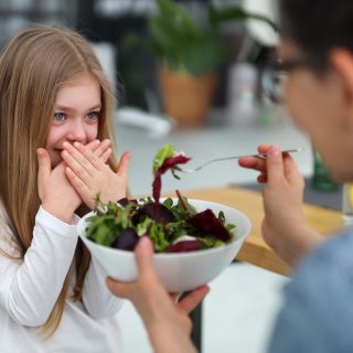 criança se recusando a comer o alimento oferecido
